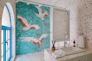 A bathroom with a mosaic wall, a sink, and a mirror. - Casa Amore Baia (Mandrem)
