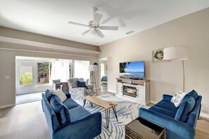 Smart TV - Cozy 2-bedroom home in Port Charlotte with AC, WiFi, fitness rm at Clubhouse (Port Charlotte)