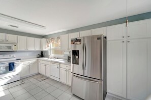 Microwave, oven, stovetop, dishwasher - Cozy 2-bedroom home in Port Charlotte with AC, WiFi, fitness rm at Clubhouse (Port Charlotte)