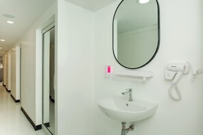Eenvoudige tweepersoonskamer, 1 queensize bed, niet-roken | Badkamer | Handdoeken, zeep, shampoo, toiletpapier