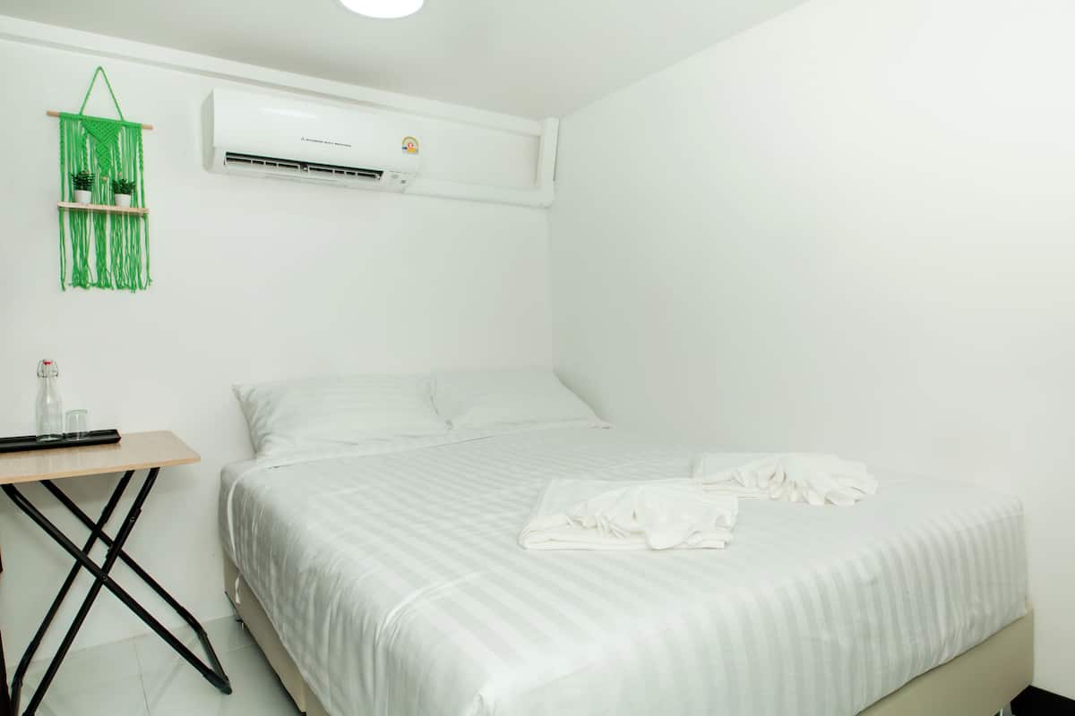 Eenvoudige tweepersoonskamer, 1 queensize bed, niet-roken | Gratis wifi, beddengoed