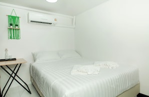 Habitación básica doble, 1 cama Queen size, para no fumadores | Wifi gratis y ropa de cama 
