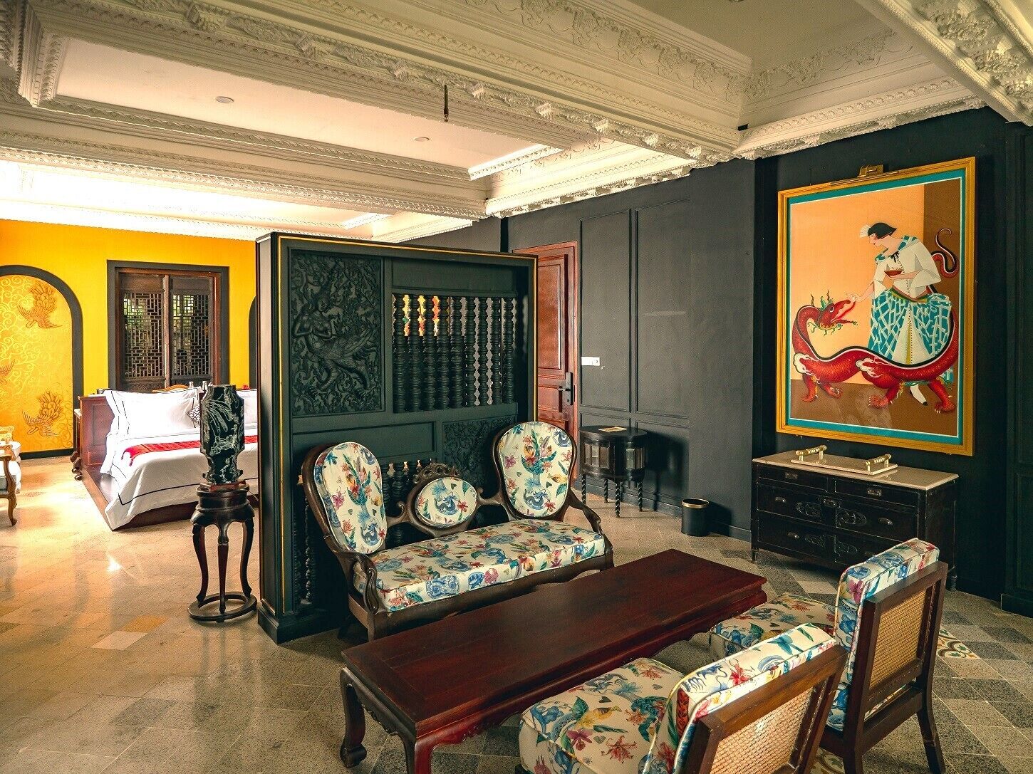 Una habitación tradicional con un conjunto de sofás, una mesa de centro de madera y un cuadro en la pared.