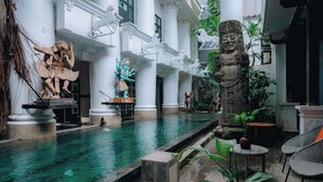 A courtyard with a central pool, statues, columns, and a seating area. - House of Tugu Old Town Jakarta (Jakarta)