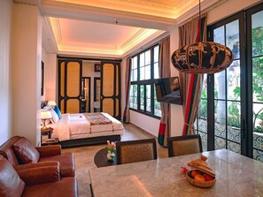 Residence Suite | In-room safe, individually decorated, individually furnished, desk