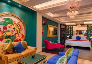 Riverside Suites | Oppholdsområde | En 42-tommers LED-TV med digitale kanaler