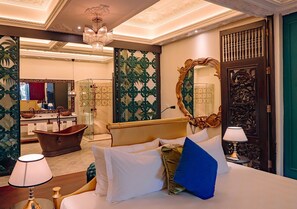 Riverside Suites | Bathroom | Free toiletries, hair dryer, bathrobes, slippers - House of Tugu Old Town Jakarta (Jakarta)