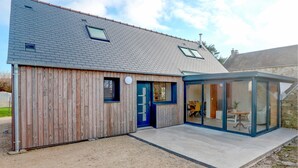 A modern house with a wooden exterior, a blue door, and a glass conservatory. - Awesome home in Flottemanville-hague with WiFi (Flottemanville-hague)