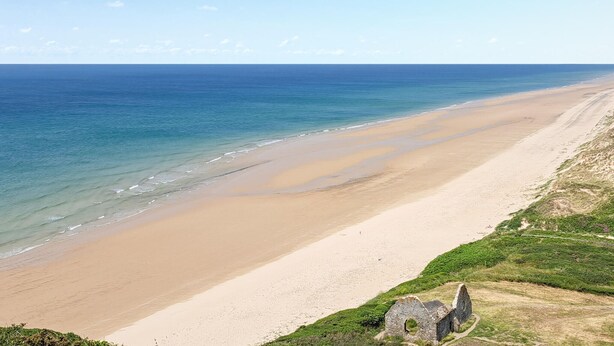 A coastal beach with clear waters and a sandy shore. - Awesome home in Flottemanville-hague with WiFi (Flottemanville-hague)