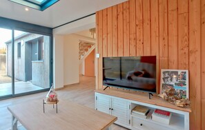 Interior - Stunning home in Flottemanville-hague (Flottemanville-hague)