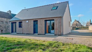 A modern house with a sloped roof, large windows, and a small skylight. - Awesome home in Flottemanville-hague with WiFi (Flottemanville-hague)