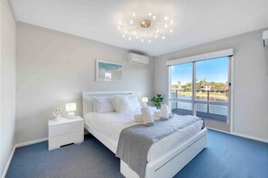 4 habitaciones, tabla de planchar con plancha, wifi y ropa de cama 