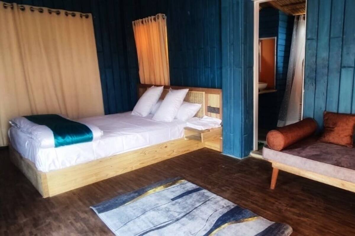 Une pièce comprenant un lit, un canapé et une petite table.