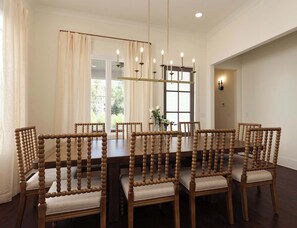Dining - Magnolia Manor by Apex Short Term Stays (Oxford)