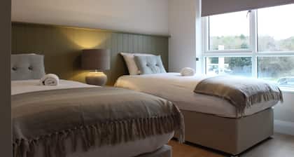 Bunratty Town House No 4 - sleeps 8 guests in 4 bedrooms