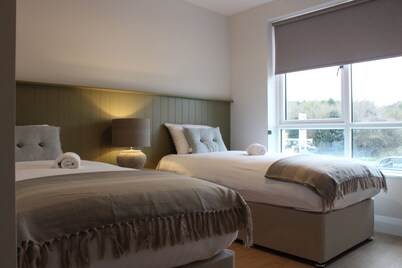 Bunratty Town House No 4 - sleeps 8 guests in 4 bedrooms