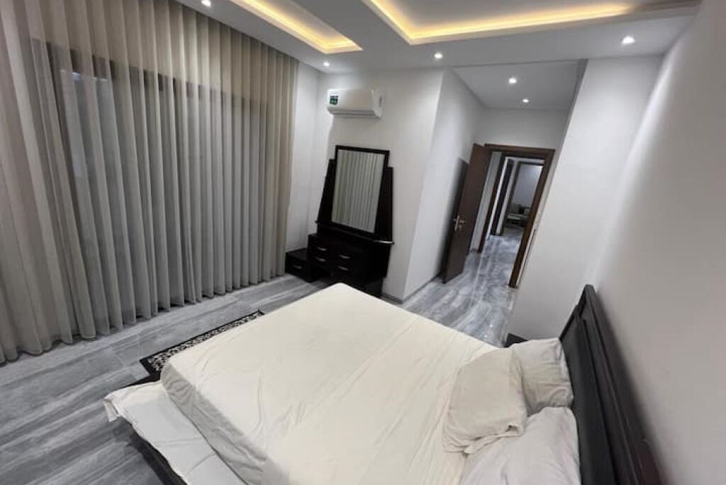 2 slaapkamers, een bureau, een strijkplank/strijkijzer, gratis wifi