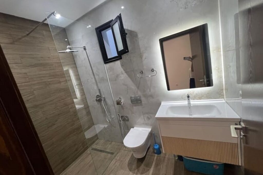 Een douche, een haardroger, een bidet, handdoeken