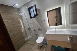 Een douche, een haardroger, een bidet, handdoeken