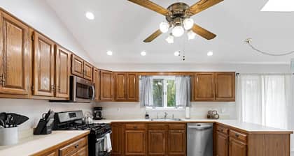 Sunlit 3BDRM in Central Penfield