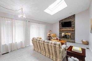 Télévision, cheminée