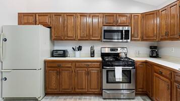 KylskÄp, mikrovÄgsugn, ugn och spishÀll