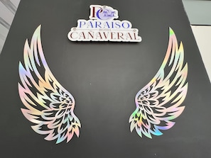 A sign with the text "Paraíso Hotel Canaveral" and two holographic wings. - Hotel Paraiso Cañaveral (Santa Fe de Antioquia)