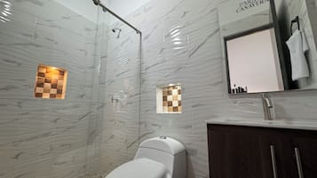 Habitación clásica doble | Baño | Toallas, jabón, champú y papel higiénico