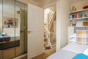 4 habitaciones, tabla de planchar con plancha, wifi y ropa de cama 