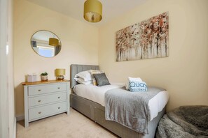 4 bedrooms, iron/ironing board, WiFi, bed sheets