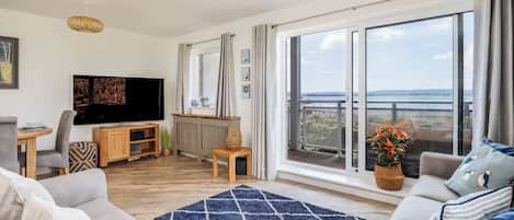 Televisión, estéreo y oficina