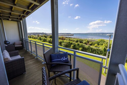 Isle View - Large Corner Balcony With Harbour Views