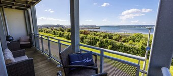 Isle View - Large Corner Balcony With Harbour Views