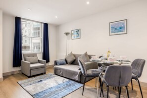 Una televisión, un reproductor de DVD, una oficina