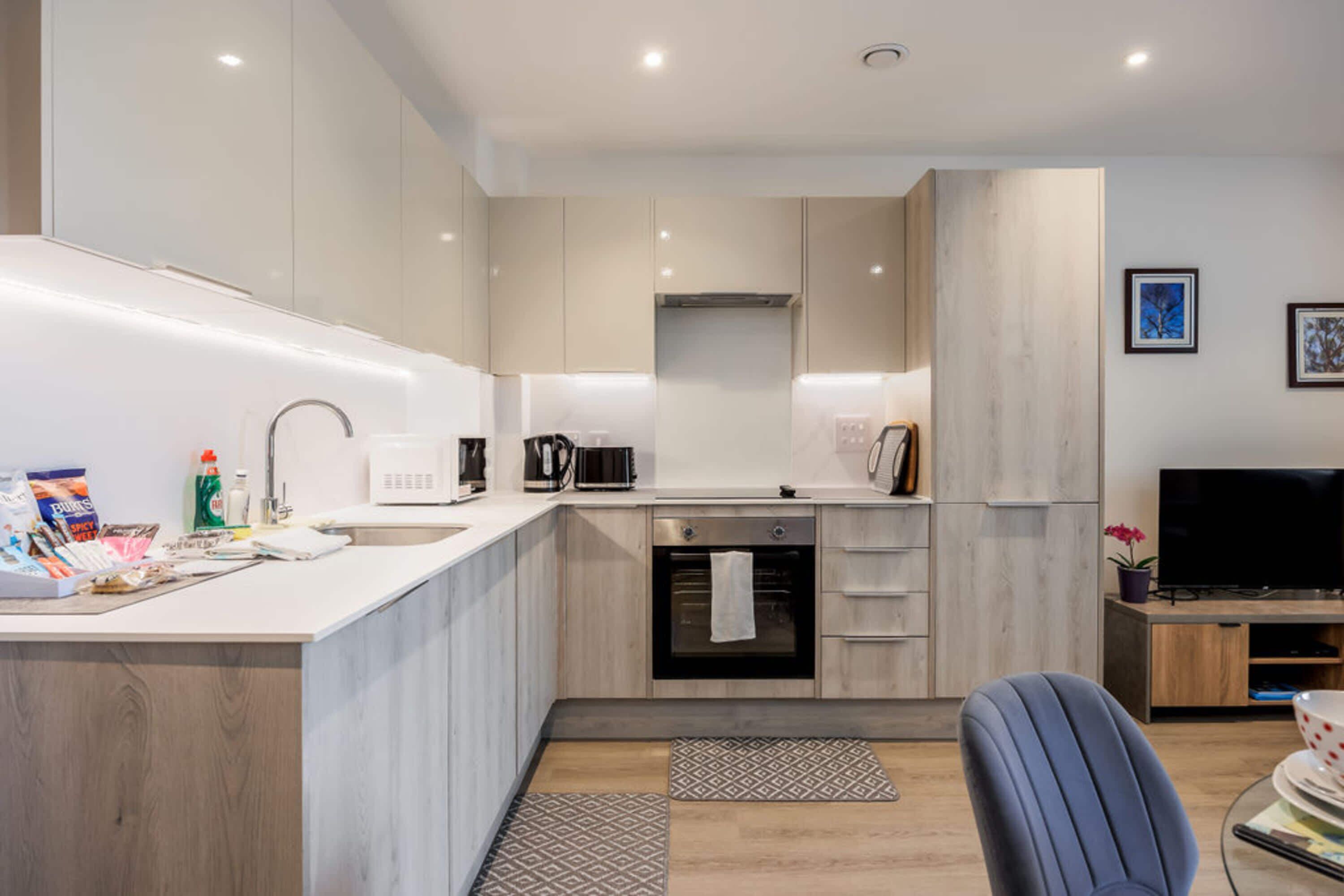 Een koelkast, een microgolfoven, een oven, een kookplaat