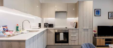 Een koelkast, een microgolfoven, een oven, een kookplaat