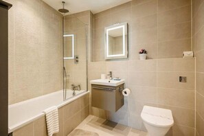 Chuveiro, secador de cabelo, toalhas de banho 