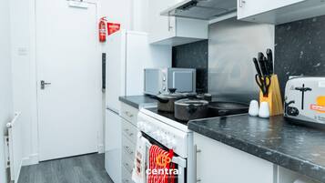 Kjøkkenutstyr og spisebord