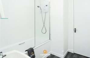 Shower, hair dryer, towels, soap - Court Street by Central Serviced Apartments (Dundee)