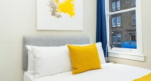 2 bedrooms, iron/ironing board, free WiFi, bed sheets - Court Street by Central Serviced Apartments (Dundee)