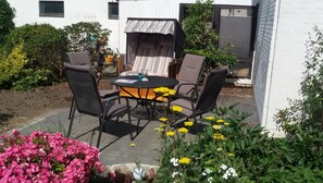 Outdoor dining - Apartment 'Ferienwohnung 1' with Private Terrace, Shared Garden (Buchholz)