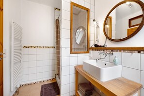 Ducha, secador de pelo, toallas