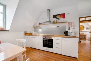 Frigorífico, horno, placa de cocina y lavavajillas
