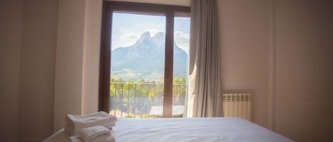 Deluxe Double Room, Mountain View | Down duvets, memory-foam beds, free WiFi, bed sheets