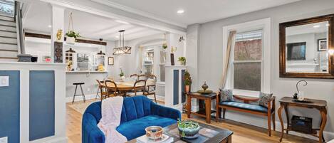 Smart-TV, Tischtennisplatte, Bücher