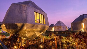 Un bâtiment moderne à l’architecture géométrique et au design original, caractérisé par ses lignes angulaires.