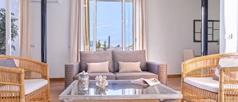 Penthouse, terras | Woonruimte | Een 30-inch smart-tv met digitale zenders