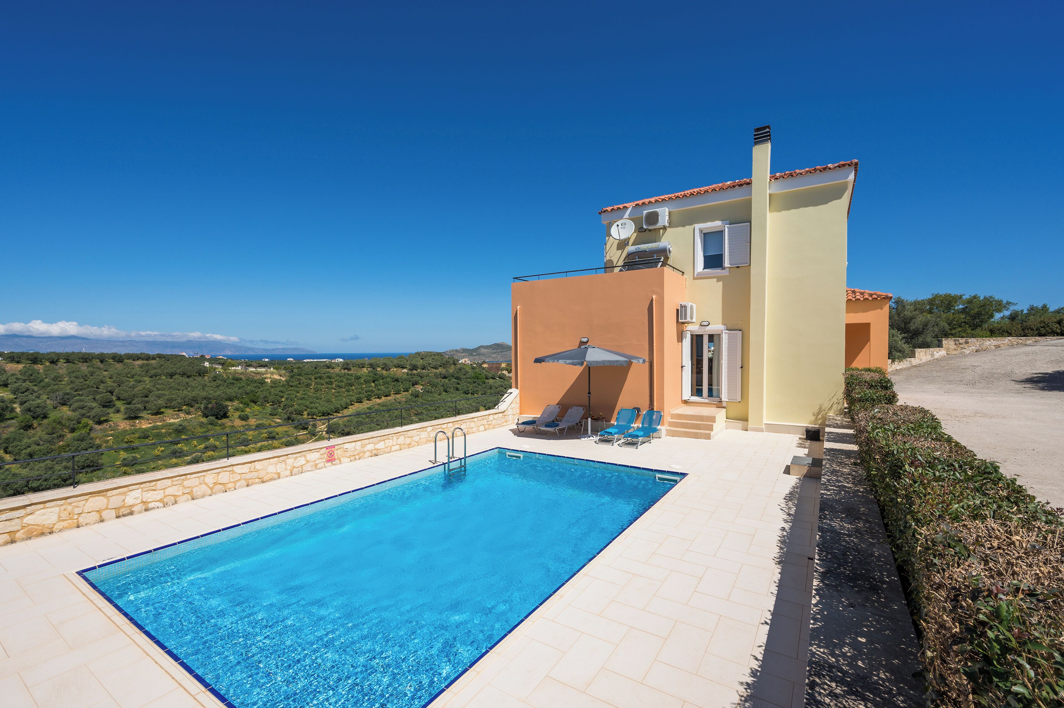 Udendørs pool, parasoller, liggestole