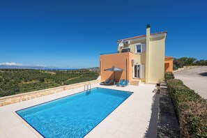 Outdoor pool, pool umbrellas, sun loungers - Olive Tree Villa (Chania)