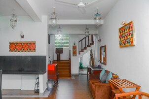 华丽双人房, 阳台, 泳池景观 | 起居区 | 32-英寸LED 电视（配备卫星频道）